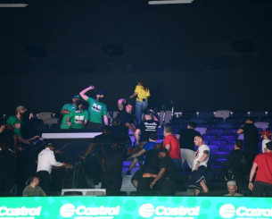 Επεισόδια Ολυμπιακών - Παναθηναϊκών στο Άμπου Ντάμπι (video)