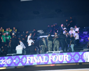 Η στιγμή που η ασφάλεια και οι Αρχές απομακρύνουν τους φιλάθλους του Ολυμπιακού (video)