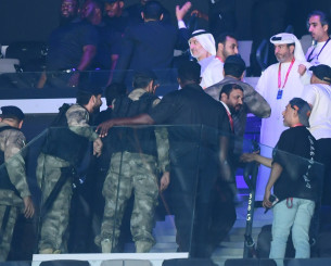 Στρατός με αλεξίσφαιρα μπήκε στις κερκίδες για να χωρίσει τους Έλληνες