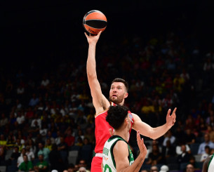 Aποθέωση από τους φίλους του Ολυμπιακού στον Άλεκ Πίτερς