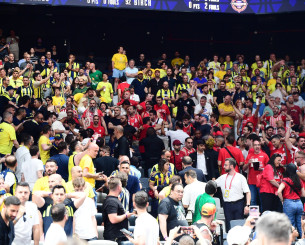 Ένταση μεταξύ οπαδών Φενέρ και Ολυμπιακού (video)