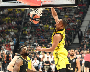 Η καλαθάρα του Χολ που έβαλε την Φενέρμπαχτσε μπροστά στο ημίχρονο (video)