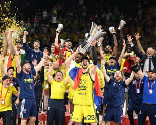 Η απονομή της Φενέρμπαχτσε ως πρωταθλήτρια Ευρώπης (video)