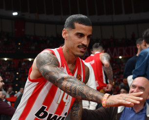 Ο Τσικίνιο βλέπει Ολυμπιακός-Μονακό με φανέλα Βεζένκοφ