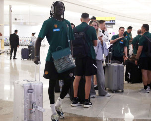 Ο ύμνος του Παναθηναϊκού μέσα στο αεροπλάνο στην άφιξη στο Άμπου Ντάμπι (video)