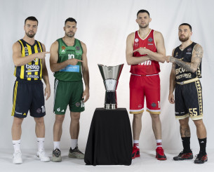 «Ποιος θα σηκώσει το τρόπαιο την Κυριακή;» - Η φωτογράφιση των αρχηγών με την κούπα της Euroleague