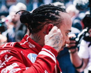 Για ακόμη έναν αγώνα, ο Χάμιλτον δεν συνεννοήθηκε καλά με τη Ferrari