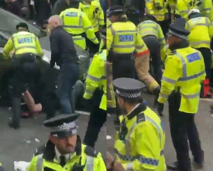 Συγκλονιστικό βίντεο - Η στιγμή που η αστυνομία απεγκλωβίζει οπαδό από το αμάξι