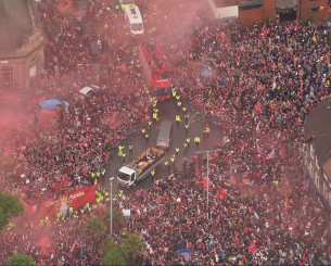 Πανζουρλισμός στην πρώτη παρέλαση πρωταθλήματος της Λίβερπουλ μετά από 35 χρόνια (videos)