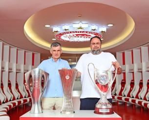 Οι συντελεστές της επιτυχίας - Ο Μαρινάκης φωτογραφήθηκε με τον Μεντιλίμπαρ και τα τρόπαια