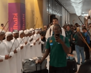 Video από την... ιδιαίτερη άφιξη του Παναθηναϊκού με ντόπιους χορούς στο ξενοδοχείο