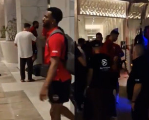 Η άφιξη του Ολυμπιακού στο ξενοδοχείο «Hilton» του Άμπου Ντάμπι - Αποκλειστικό video του Athletiko