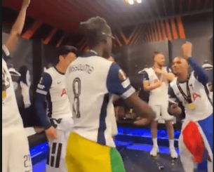 «Άντε γ@@@ Μαγκουάιρ»: Οι παίκτες της Τότεναμ έβριζαν εν χορώ τον Άγγλο στόπερ στους πανηγυρισμούς