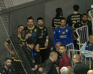 Οι παίκτες της ΑΕΚ δεν βγαίνουν στον αγωνιστικό χώρο (video)