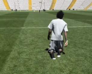 Ο Ραφίνια έκανε... τάμα και διέσχισε γονατιστός το Μονζουίκ (video)