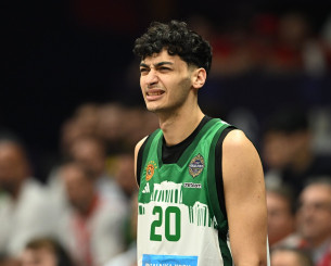 Ο Σαμοντούροφ αποβλήθηκε με πέντε φάουλ σε 13 λεπτά και ξέσπασε σε κλάμματα