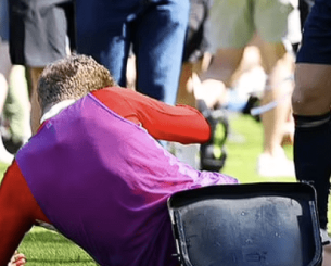 Παίκτης μέσα στα αίματα από αντικείμενο που πέταξε οπαδός της ομάδας του (video)