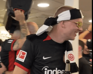 Σε... βενζινάδικο γιόρτασαν την έξοδο στο Champions League οι παίκτες της Άιντραχτ (video)