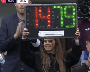 Ο Βερτόνχεν είπε «αντίο» στο ποδόσφαιρο με την κόρη του να σηκώνει την ταμπέλα της αλλαγής