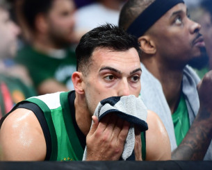 Η εικόνα του απογοητευμένου Σλούκα στον πάγκο τα έλεγε όλα