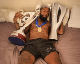 Ο Ροντινέι σε... mood Μέσι - Κοιμήθηκε αγκαλιά με τις κούπες πρωταθλήματος και κυπέλλου