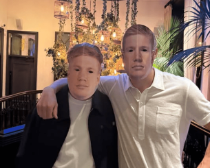 Χάαλαντ - Ντε Μπρόινε ίδιο πρόσωπο: Η φοβερή αμφίεση του Νορβηγού στο αποχαιρετιστήριο πάρτι του Βέλγου