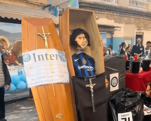 Ψύχραιμη αντίδραση: Οπαδοί της Νάπολι έβαλαν σε φέρετρο ομοίωμα του Ινζάγκι (video)