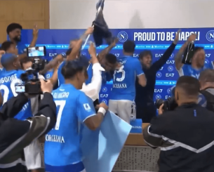 Οι παίκτες της Νάπολι διέκοψαν την συνέντευξη του Κόντε για να τον λούσουν με σαμπάνια (video)