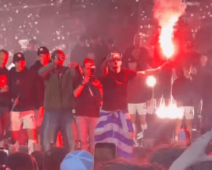 Σε ρυθμούς... Ζαφείρη η φιέστα της Σλάβια Πράγας – Με ελληνική σημαία και καπνογόνο ο Έλληνας μέσος