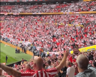 Ρίγη συγκίνησης: Οι οπαδοί της Σάντερλαντ τραγουδάνε Έλβις στο «Γουέμπλεϊ» (video)