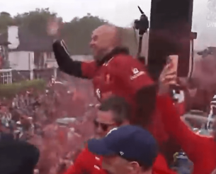 Ο Άρνε Σλοτ δίνει το σύνθημα των πανηγυρισμών στην παρέλαση της Λίβερπουλ (video)