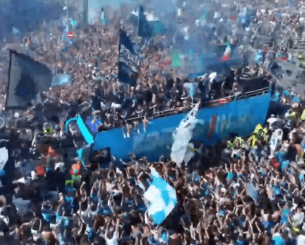 Ατελείωτο πάρτι στην Νάπολη για τον τίτλο του πρωταθλήματος - Χιλιάδες οπαδοί στην παρέλαση (video)