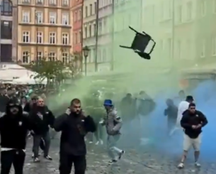 Άγριες συμπλοκές και «ιπτάμενες καρέκλες» μεταξύ οπαδών Μπέτις και Τσέλσι, επενέβη η αστυνομία (video)