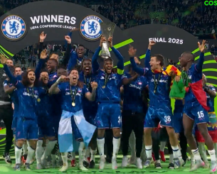 Ο Τζέιμς το σήκωσε στον ουρανό του Βρότσλαβ - Η απονομή του τροπαίου στην Τσέλσι (video)