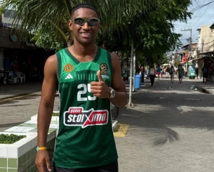 Με φανέλα Κέντρικ Ναν στις διακοπές ο Τετέ