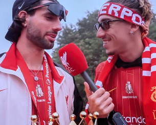 Απίθανος «ρεπόρτερ» Τσιμίκας: Άρπαξε το μικρόφωνο κι έκανε ερωτήσεις στους συμπαίκτες του (video)