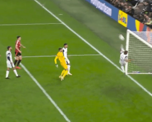 H απίστευτη σωτήρια επέμβαση του Φαν Ντε Βεν επάνω στη γραμμή (video)