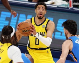 «Συναγερμός» με Χαλιμπάρτον στους Πέισερς: Αποχώρησε κουτσαίνοντας από το Game 2