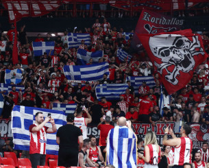 Αμέτρητες ελληνικές σημαίες στο ΣΕΦ και σε παράταξη πίσω από τον πάγκο του Παναθηναϊκού