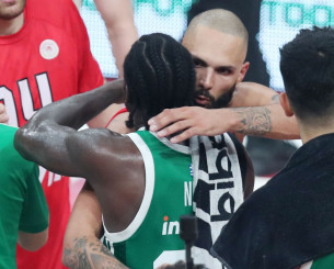 Η ερυθρόλευκη... καλημέρα με την αγκαλιά Φουρνιέ-Ναν: «Δόξα τω Θεώ βρέθηκε αντίπαλος που του έδωσε συγχαρητήρια»