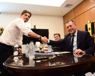 Η χειραψία Βρούτση με Γιαννακόπουλο στο υπουργείο