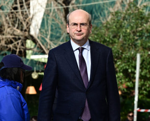 Ο Χατζηδάκης αναφέρθηκε στο ενδεχόμενο να δει η κυβέρνηση ξεχωριστά τους «αιώνιους»