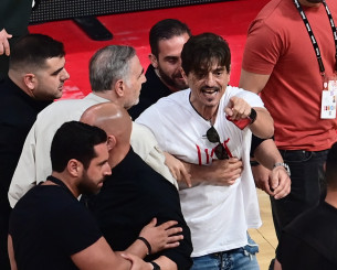 O Δημήτρης Γιαννακόπουλος αυτοβούλως στο ΑΤ Κηφισιάς μετά τη μήνυση Σκινδήλια