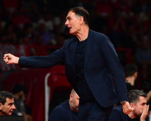 Aποθέωση για τον Γιώργο Μπαρτζώκα από τον κόσμο του Ολυμπιακού (video)