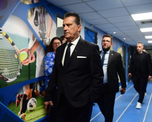 Εφτασε ο Παρθενόπουλος στη συνάντηση με Βρούτση (video)