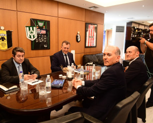 Έφτασαν οι Αγγελόπουλοι στο γραφείο του Βρούτση (video)