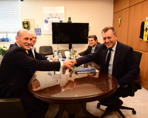 Η χειραψία Βρούτση με τον Παναγιώτη Αγγελόπουλο