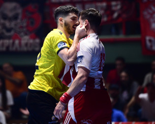 Η στιγμή της έντασης στον δεύτερο τελικό χάντμπολ ανάμεσα σε Ολυμπιακό και ΑΕΚ (video)