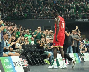 Συγκλονιστική στιγμή στο ΟΑΚΑ - Όλο το γήπεδο χειροκρότησε τον τραυματία Φαλ (video)