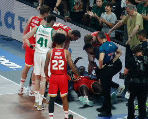 Τραυματίστηκε ο Φαλ και αποχώρησε από το παρκέ με έντονους πόνους (video)